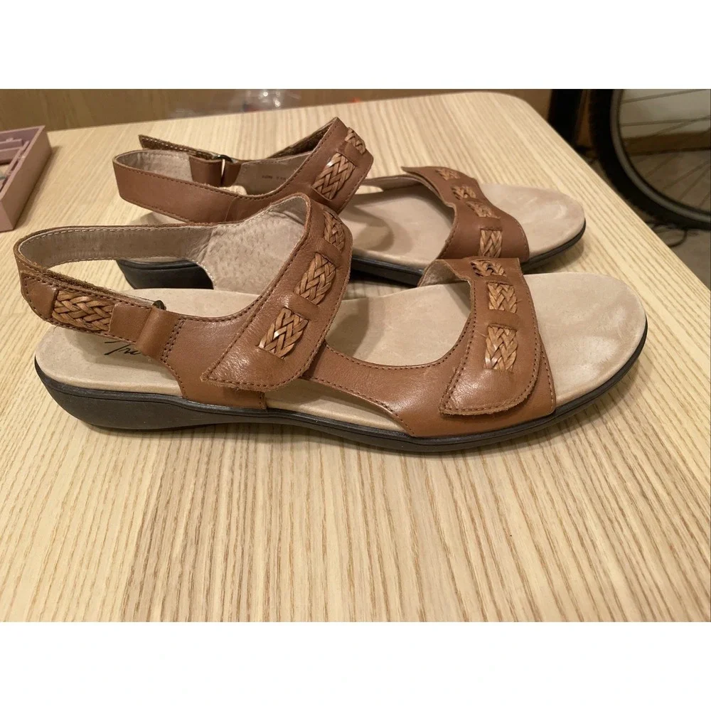 Trotters Romi Woven sandals in luggage leather‎ Size 10